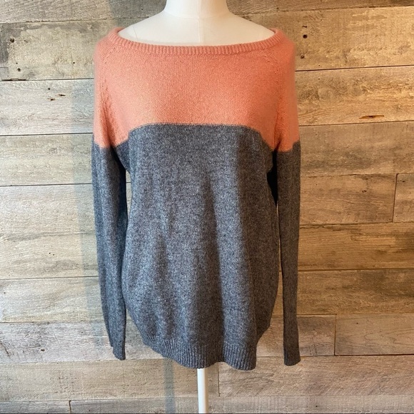 💥5/$25 Forever 21‎ two tone sweater  in size medium - Picture 1 of 5